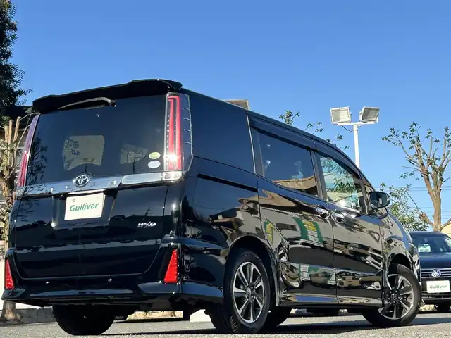 トヨタ ノア Si ダブルバイビーⅡ 東京都 2020(令2)年 3.3万km ブラック 純正10インチナビ（NSZN-Z68T）/DVD/Bluetoothオーディオ/フルセグTV/バックカメラ/両側パワースライドドア/前方ドライブレコーダー/コーナーセンサー（前後）/LEDヘッドランプ/LEDフロントフォグランプ/後席サンシェード/7人乗り/キャプテンシート/スマートキー／プッシュスタート/クルーズコントロール/オートライト/オートマチックハイビーム/スペアキー/取扱説明書