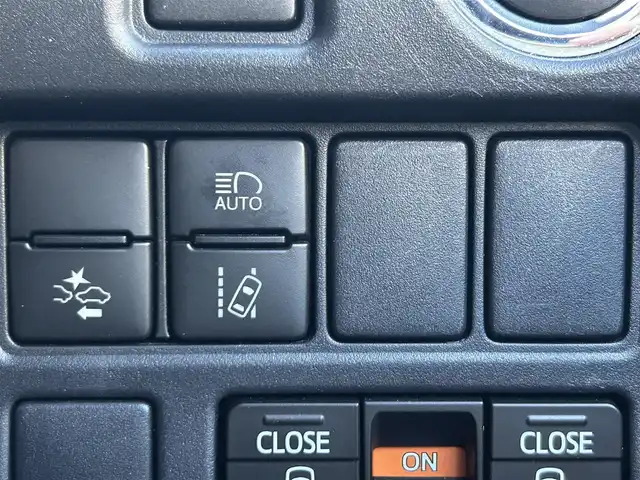 トヨタ ノア Si ダブルバイビーⅡ 東京都 2020(令2)年 3.3万km ブラック 純正10インチナビ（NSZN-Z68T）/DVD/Bluetoothオーディオ/フルセグTV/バックカメラ/両側パワースライドドア/前方ドライブレコーダー/コーナーセンサー（前後）/LEDヘッドランプ/LEDフロントフォグランプ/後席サンシェード/7人乗り/キャプテンシート/スマートキー／プッシュスタート/クルーズコントロール/オートライト/オートマチックハイビーム/スペアキー/取扱説明書