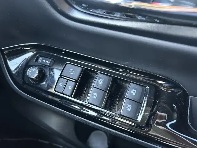 トヨタ ノア Si ダブルバイビーⅡ 東京都 2020(令2)年 3.3万km ブラック 純正10インチナビ（NSZN-Z68T）/DVD/Bluetoothオーディオ/フルセグTV/バックカメラ/両側パワースライドドア/前方ドライブレコーダー/コーナーセンサー（前後）/LEDヘッドランプ/LEDフロントフォグランプ/後席サンシェード/7人乗り/キャプテンシート/スマートキー／プッシュスタート/クルーズコントロール/オートライト/オートマチックハイビーム/スペアキー/取扱説明書