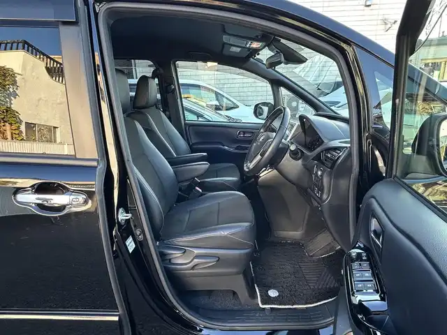 トヨタ ノア Si ダブルバイビーⅡ 東京都 2020(令2)年 3.3万km ブラック 純正10インチナビ（NSZN-Z68T）/DVD/Bluetoothオーディオ/フルセグTV/バックカメラ/両側パワースライドドア/前方ドライブレコーダー/コーナーセンサー（前後）/LEDヘッドランプ/LEDフロントフォグランプ/後席サンシェード/7人乗り/キャプテンシート/スマートキー／プッシュスタート/クルーズコントロール/オートライト/オートマチックハイビーム/スペアキー/取扱説明書