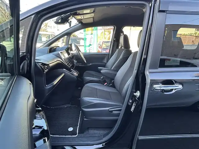 トヨタ ノア Si ダブルバイビーⅡ 東京都 2020(令2)年 3.3万km ブラック 純正10インチナビ（NSZN-Z68T）/DVD/Bluetoothオーディオ/フルセグTV/バックカメラ/両側パワースライドドア/前方ドライブレコーダー/コーナーセンサー（前後）/LEDヘッドランプ/LEDフロントフォグランプ/後席サンシェード/7人乗り/キャプテンシート/スマートキー／プッシュスタート/クルーズコントロール/オートライト/オートマチックハイビーム/スペアキー/取扱説明書