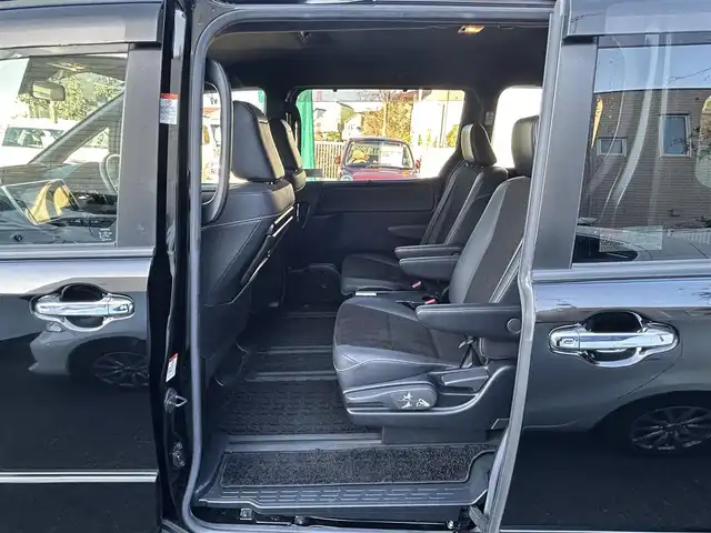 トヨタ ノア Si ダブルバイビーⅡ 東京都 2020(令2)年 3.3万km ブラック 純正10インチナビ（NSZN-Z68T）/DVD/Bluetoothオーディオ/フルセグTV/バックカメラ/両側パワースライドドア/前方ドライブレコーダー/コーナーセンサー（前後）/LEDヘッドランプ/LEDフロントフォグランプ/後席サンシェード/7人乗り/キャプテンシート/スマートキー／プッシュスタート/クルーズコントロール/オートライト/オートマチックハイビーム/スペアキー/取扱説明書