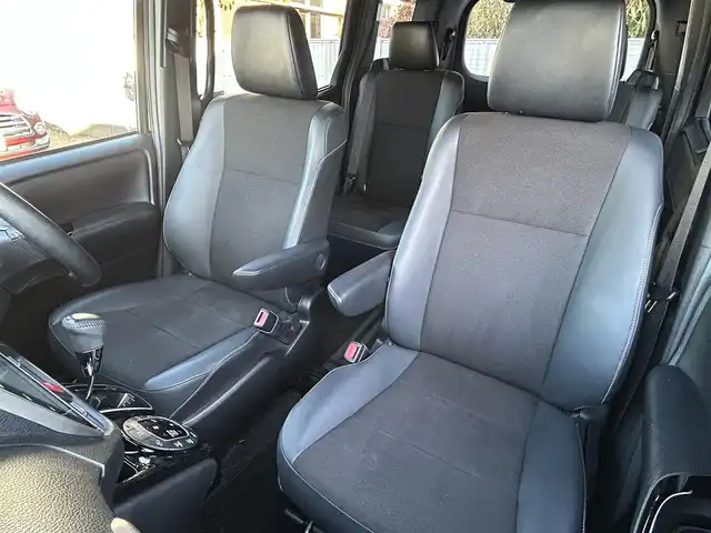 トヨタ ノア Si ダブルバイビーⅡ 東京都 2020(令2)年 3.3万km ブラック 純正10インチナビ（NSZN-Z68T）/DVD/Bluetoothオーディオ/フルセグTV/バックカメラ/両側パワースライドドア/前方ドライブレコーダー/コーナーセンサー（前後）/LEDヘッドランプ/LEDフロントフォグランプ/後席サンシェード/7人乗り/キャプテンシート/スマートキー／プッシュスタート/クルーズコントロール/オートライト/オートマチックハイビーム/スペアキー/取扱説明書