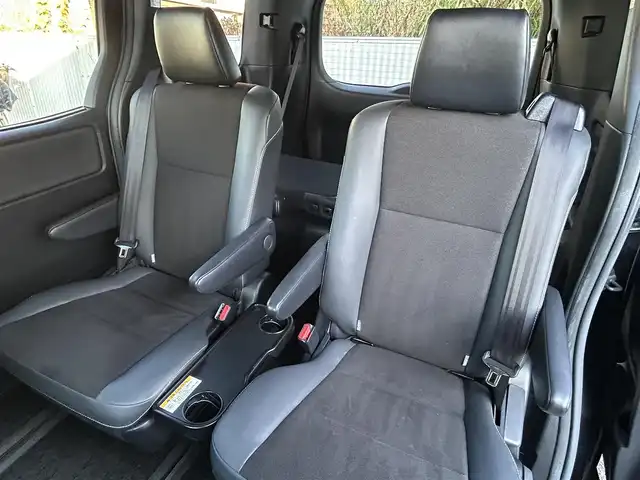 トヨタ ノア Si ダブルバイビーⅡ 東京都 2020(令2)年 3.3万km ブラック 純正10インチナビ（NSZN-Z68T）/DVD/Bluetoothオーディオ/フルセグTV/バックカメラ/両側パワースライドドア/前方ドライブレコーダー/コーナーセンサー（前後）/LEDヘッドランプ/LEDフロントフォグランプ/後席サンシェード/7人乗り/キャプテンシート/スマートキー／プッシュスタート/クルーズコントロール/オートライト/オートマチックハイビーム/スペアキー/取扱説明書