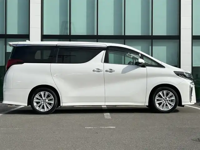トヨタ アルファード S 和歌山県 2021(令3)年 4.4万km ホワイトパールクリスタルシャイン 純正ナビ/バックモニター/フルセグTV/DVD/純正フリップダウンモニター/両側パワースライドドア/衝突軽減ブレーキ/レーダークルーズコントロール/クリアランスソナー/純正フロアマット/純正アルミホイール/革巻きステアリング/LEDヘッドライト/フォグランプ/オートライト/オートマチックハイビーム