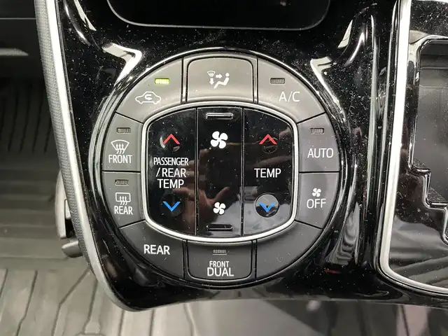 トヨタ ヴォクシー ZS 煌Ⅲ 鹿児島県 2021(令3)年 6.8万km ホワイトパールクリスタルシャイン ナビ/(フルセグTV/Bluetooth/HDMI/DVD/CD)/バックカメラ/Toyota Safety Sense/　・プリクラッシュセーフティ/　・レーンディパーチャーアラート/　・オートマチックハイビーム/　・先行車発進告知機能/横滑り防止/クルーズコントロール/両側パワースライドドア/ドライブレコーダー/ETC2.0/ハーフレザーシート/ラバーマット/電動格納ミラー/アイドリングストップ