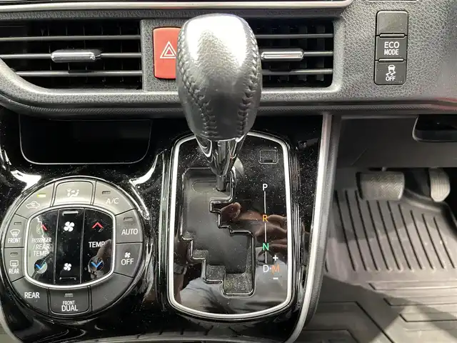 トヨタ ヴォクシー ZS 煌Ⅲ 鹿児島県 2021(令3)年 6.8万km ホワイトパールクリスタルシャイン ナビ/(フルセグTV/Bluetooth/HDMI/DVD/CD)/バックカメラ/Toyota Safety Sense/　・プリクラッシュセーフティ/　・レーンディパーチャーアラート/　・オートマチックハイビーム/　・先行車発進告知機能/横滑り防止/クルーズコントロール/両側パワースライドドア/ドライブレコーダー/ETC2.0/ハーフレザーシート/ラバーマット/電動格納ミラー/アイドリングストップ