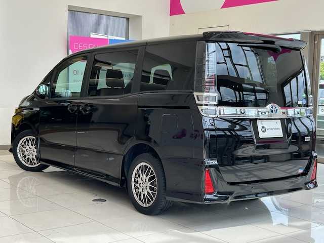 トヨタ ヴォクシー ハイブリッド ZS 埼玉県 2020(令2)年 2.2万km 黒 トヨタセーフティセンス/12.1インチフリップダウンモニター/純正9インチナビ/　　CD/DVD/フルセグ/USB/バックカメラ/両側パワースライドドア/クルーズコントロール/LEDヘッドライト/シートヒーター/純正16インチアルミホイール/プッシュスタート/アイドリングストップ/ETC2.0/禁煙車