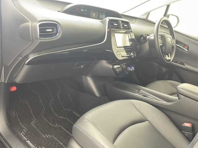 トヨタ プリウス Sツーリングセレクション 沖縄県 2019(令1)年 1.1万km アティチュードブラックマイカ ワンオーナー/純正ナビ(NSZT-W68T)/（フルセグＴＶ　ＤＶＤ　Ｂｌｕｅｔｏｏｔｈ接続　HDMI）/ドライブレコーダー/トヨタセーフティセンス/ステアリングスイッチ/モデリスタエアロ/レザーシート/シートヒーター/クリアランスソナー/LEDヘッドライト/オートライト/純正フロアマット/ドアバイザー/純正17インチアルミホイール/取扱説明書