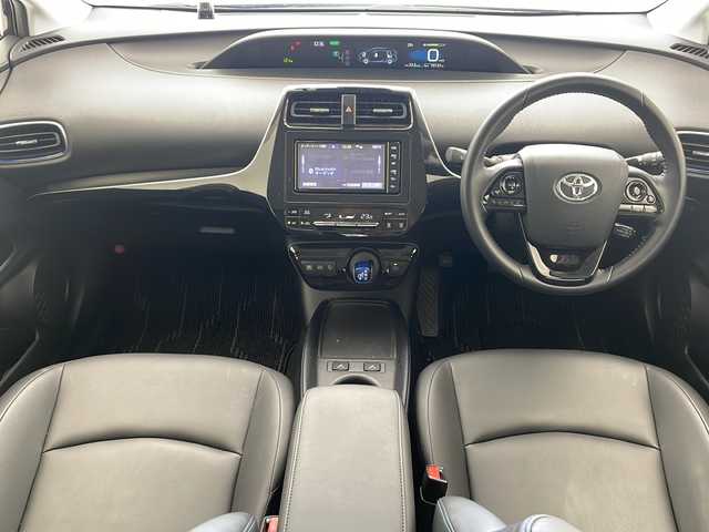 トヨタ プリウス Sツーリングセレクション 沖縄県 2019(令1)年 1.1万km アティチュードブラックマイカ ワンオーナー/純正ナビ(NSZT-W68T)/（フルセグＴＶ　ＤＶＤ　Ｂｌｕｅｔｏｏｔｈ接続　HDMI）/ドライブレコーダー/トヨタセーフティセンス/ステアリングスイッチ/モデリスタエアロ/レザーシート/シートヒーター/クリアランスソナー/LEDヘッドライト/オートライト/純正フロアマット/ドアバイザー/純正17インチアルミホイール/取扱説明書