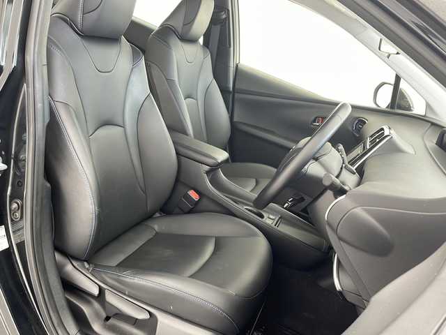 トヨタ プリウス Sツーリングセレクション 沖縄県 2019(令1)年 1.1万km アティチュードブラックマイカ ワンオーナー/純正ナビ(NSZT-W68T)/（フルセグＴＶ　ＤＶＤ　Ｂｌｕｅｔｏｏｔｈ接続　HDMI）/ドライブレコーダー/トヨタセーフティセンス/ステアリングスイッチ/モデリスタエアロ/レザーシート/シートヒーター/クリアランスソナー/LEDヘッドライト/オートライト/純正フロアマット/ドアバイザー/純正17インチアルミホイール/取扱説明書