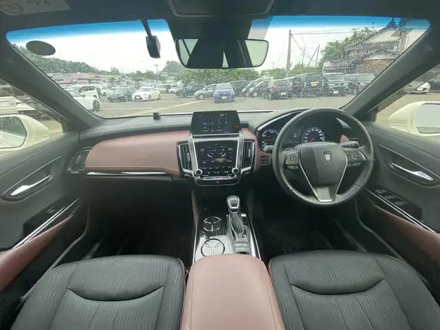 トヨタ クラウン ハイブリッド S Cパッケージ 愛媛県 2019(令1)年 3.9万km ホワイトパールクリスタルシャイン 純正ナビ（Bluetooth/フルセグテレビ/SD）/DVD/Blu-ray再生機能/全周囲カメラ/ビルトインETC/純正17インチアルミホイール/純正フロアマット/純正ドアバイザー/アダプティブクルーズコントロール/パドルシフト/ステアリングヒーター/シートヒーター/ABS/横滑り防止装置/前後コーナーセンサー/レーンキープアシスト/盗難防止装置/ブラインドスポットモニター/LEDヘッドライト/フォグランプ