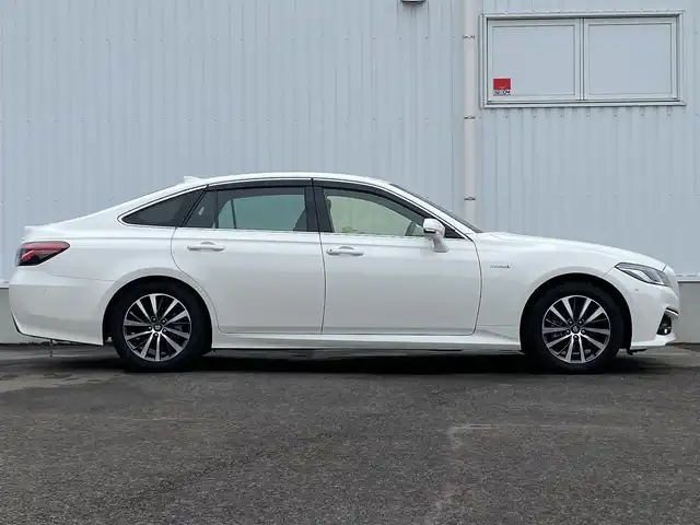 トヨタ クラウン ハイブリッド S Cパッケージ 愛媛県 2019(令1)年 3.9万km ホワイトパールクリスタルシャイン 純正ナビ（Bluetooth/フルセグテレビ/SD）/DVD/Blu-ray再生機能/全周囲カメラ/ビルトインETC/純正17インチアルミホイール/純正フロアマット/純正ドアバイザー/アダプティブクルーズコントロール/パドルシフト/ステアリングヒーター/シートヒーター/ABS/横滑り防止装置/前後コーナーセンサー/レーンキープアシスト/盗難防止装置/ブラインドスポットモニター/LEDヘッドライト/フォグランプ