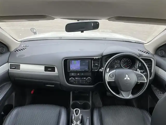 三菱 アウトランダー ＰＨＥＶ G 道央・札幌 2014(平26)年 8.6万km シルキーホワイト ４WD/プラグインハイブリッド/社外SDナビ/CD/DVD/BT/フルセグ/横滑り防止装置/クルーズコントロール/バックカメラ/ETC/ECOMODE/前席シートヒーター/ハーフレザーシート/革巻きステアリング/ステアリングリモコン/パドルシフト/プッシュスタート/スマートキー/HIDヘッドライト/オートライト/フォグランプ/電動格納ミラー/ウィンカーミラー/純正フロアマット/ドアバイザー/スペアキー
