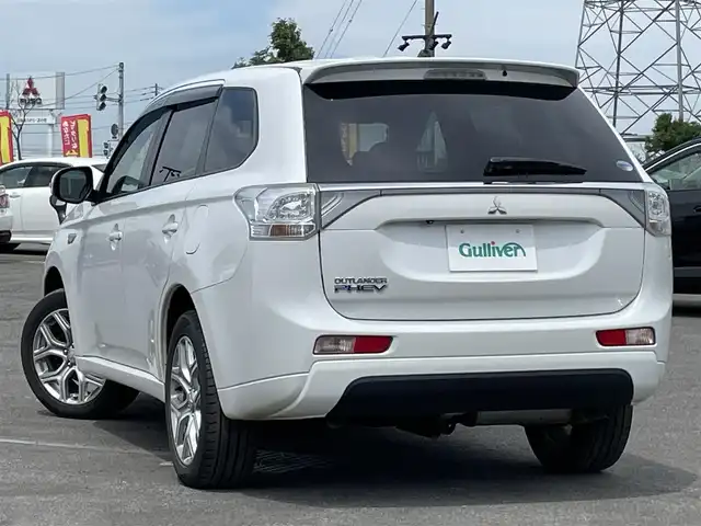 三菱 アウトランダー ＰＨＥＶ G 道央・札幌 2014(平26)年 8.6万km シルキーホワイト ４WD/プラグインハイブリッド/社外SDナビ/CD/DVD/BT/フルセグ/横滑り防止装置/クルーズコントロール/バックカメラ/ETC/ECOMODE/前席シートヒーター/ハーフレザーシート/革巻きステアリング/ステアリングリモコン/パドルシフト/プッシュスタート/スマートキー/HIDヘッドライト/オートライト/フォグランプ/電動格納ミラー/ウィンカーミラー/純正フロアマット/ドアバイザー/スペアキー