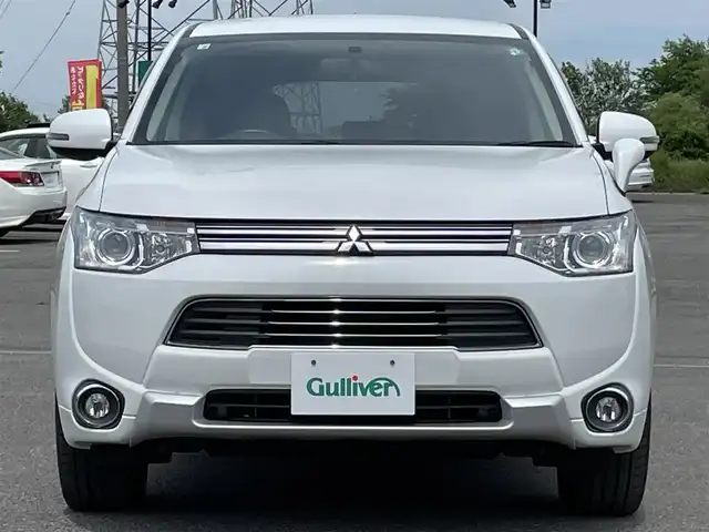 三菱 アウトランダー ＰＨＥＶ G 道央・札幌 2014(平26)年 8.6万km シルキーホワイト ４WD/プラグインハイブリッド/社外SDナビ/CD/DVD/BT/フルセグ/横滑り防止装置/クルーズコントロール/バックカメラ/ETC/ECOMODE/前席シートヒーター/ハーフレザーシート/革巻きステアリング/ステアリングリモコン/パドルシフト/プッシュスタート/スマートキー/HIDヘッドライト/オートライト/フォグランプ/電動格納ミラー/ウィンカーミラー/純正フロアマット/ドアバイザー/スペアキー