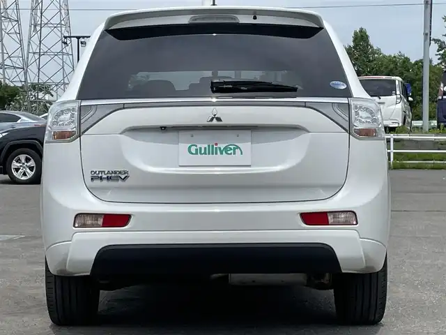 三菱 アウトランダー ＰＨＥＶ G 道央・札幌 2014(平26)年 8.6万km シルキーホワイト ４WD/プラグインハイブリッド/社外SDナビ/CD/DVD/BT/フルセグ/横滑り防止装置/クルーズコントロール/バックカメラ/ETC/ECOMODE/前席シートヒーター/ハーフレザーシート/革巻きステアリング/ステアリングリモコン/パドルシフト/プッシュスタート/スマートキー/HIDヘッドライト/オートライト/フォグランプ/電動格納ミラー/ウィンカーミラー/純正フロアマット/ドアバイザー/スペアキー