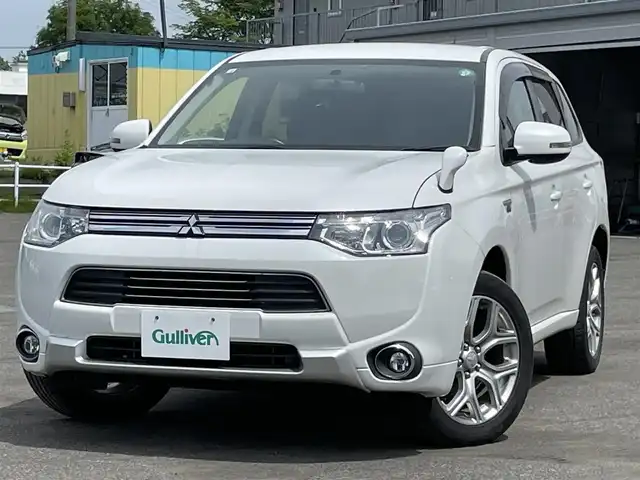 三菱 アウトランダー ＰＨＥＶ G 道央・札幌 2014(平26)年 8.6万km シルキーホワイト ４WD/プラグインハイブリッド/社外SDナビ/CD/DVD/BT/フルセグ/横滑り防止装置/クルーズコントロール/バックカメラ/ETC/ECOMODE/前席シートヒーター/ハーフレザーシート/革巻きステアリング/ステアリングリモコン/パドルシフト/プッシュスタート/スマートキー/HIDヘッドライト/オートライト/フォグランプ/電動格納ミラー/ウィンカーミラー/純正フロアマット/ドアバイザー/スペアキー