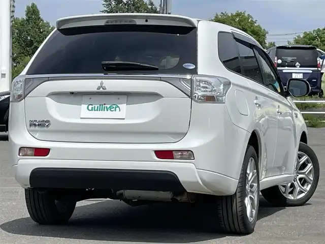 三菱 アウトランダー ＰＨＥＶ G 道央・札幌 2014(平26)年 8.6万km シルキーホワイト ４WD/プラグインハイブリッド/社外SDナビ/CD/DVD/BT/フルセグ/横滑り防止装置/クルーズコントロール/バックカメラ/ETC/ECOMODE/前席シートヒーター/ハーフレザーシート/革巻きステアリング/ステアリングリモコン/パドルシフト/プッシュスタート/スマートキー/HIDヘッドライト/オートライト/フォグランプ/電動格納ミラー/ウィンカーミラー/純正フロアマット/ドアバイザー/スペアキー