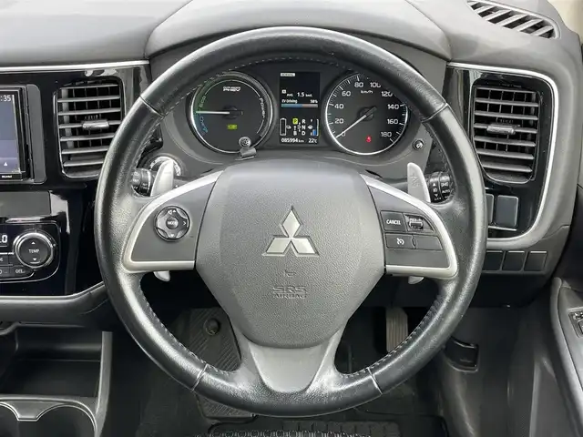 三菱 アウトランダー ＰＨＥＶ G 道央・札幌 2014(平26)年 8.6万km シルキーホワイト ４WD/プラグインハイブリッド/社外SDナビ/CD/DVD/BT/フルセグ/横滑り防止装置/クルーズコントロール/バックカメラ/ETC/ECOMODE/前席シートヒーター/ハーフレザーシート/革巻きステアリング/ステアリングリモコン/パドルシフト/プッシュスタート/スマートキー/HIDヘッドライト/オートライト/フォグランプ/電動格納ミラー/ウィンカーミラー/純正フロアマット/ドアバイザー/スペアキー