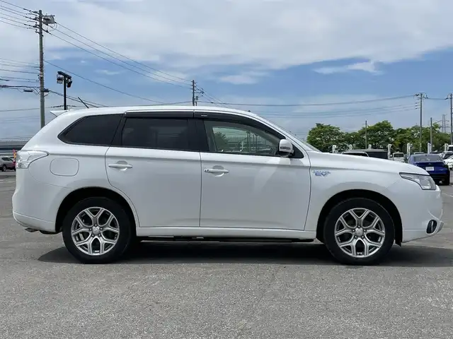 三菱 アウトランダー ＰＨＥＶ G 道央・札幌 2014(平26)年 8.6万km シルキーホワイト ４WD/プラグインハイブリッド/社外SDナビ/CD/DVD/BT/フルセグ/横滑り防止装置/クルーズコントロール/バックカメラ/ETC/ECOMODE/前席シートヒーター/ハーフレザーシート/革巻きステアリング/ステアリングリモコン/パドルシフト/プッシュスタート/スマートキー/HIDヘッドライト/オートライト/フォグランプ/電動格納ミラー/ウィンカーミラー/純正フロアマット/ドアバイザー/スペアキー