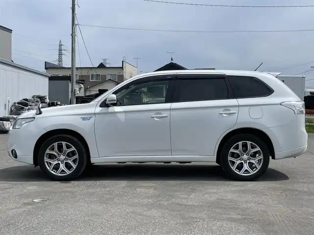 三菱 アウトランダー ＰＨＥＶ G 道央・札幌 2014(平26)年 8.6万km シルキーホワイト ４WD/プラグインハイブリッド/社外SDナビ/CD/DVD/BT/フルセグ/横滑り防止装置/クルーズコントロール/バックカメラ/ETC/ECOMODE/前席シートヒーター/ハーフレザーシート/革巻きステアリング/ステアリングリモコン/パドルシフト/プッシュスタート/スマートキー/HIDヘッドライト/オートライト/フォグランプ/電動格納ミラー/ウィンカーミラー/純正フロアマット/ドアバイザー/スペアキー