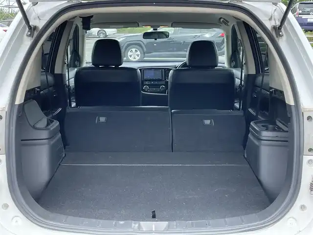 三菱 アウトランダー ＰＨＥＶ G 道央・札幌 2014(平26)年 8.6万km シルキーホワイト ４WD/プラグインハイブリッド/社外SDナビ/CD/DVD/BT/フルセグ/横滑り防止装置/クルーズコントロール/バックカメラ/ETC/ECOMODE/前席シートヒーター/ハーフレザーシート/革巻きステアリング/ステアリングリモコン/パドルシフト/プッシュスタート/スマートキー/HIDヘッドライト/オートライト/フォグランプ/電動格納ミラー/ウィンカーミラー/純正フロアマット/ドアバイザー/スペアキー