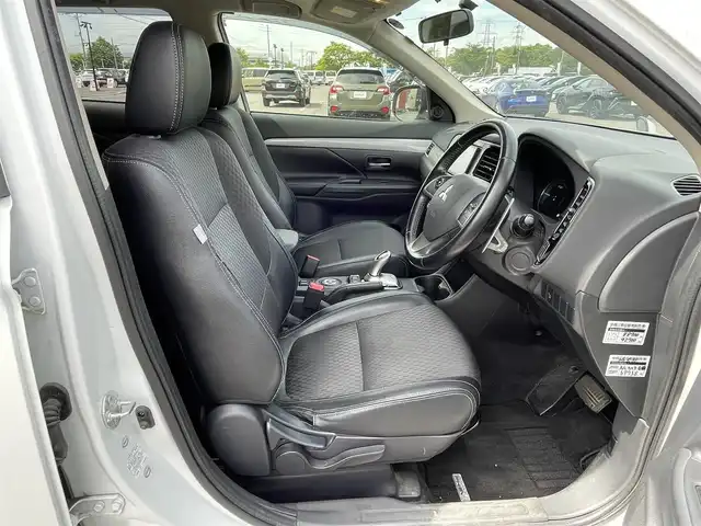 三菱 アウトランダー ＰＨＥＶ G 道央・札幌 2014(平26)年 8.6万km シルキーホワイト ４WD/プラグインハイブリッド/社外SDナビ/CD/DVD/BT/フルセグ/横滑り防止装置/クルーズコントロール/バックカメラ/ETC/ECOMODE/前席シートヒーター/ハーフレザーシート/革巻きステアリング/ステアリングリモコン/パドルシフト/プッシュスタート/スマートキー/HIDヘッドライト/オートライト/フォグランプ/電動格納ミラー/ウィンカーミラー/純正フロアマット/ドアバイザー/スペアキー