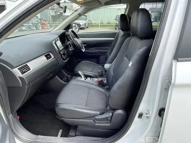 三菱 アウトランダー ＰＨＥＶ G 道央・札幌 2014(平26)年 8.6万km シルキーホワイト ４WD/プラグインハイブリッド/社外SDナビ/CD/DVD/BT/フルセグ/横滑り防止装置/クルーズコントロール/バックカメラ/ETC/ECOMODE/前席シートヒーター/ハーフレザーシート/革巻きステアリング/ステアリングリモコン/パドルシフト/プッシュスタート/スマートキー/HIDヘッドライト/オートライト/フォグランプ/電動格納ミラー/ウィンカーミラー/純正フロアマット/ドアバイザー/スペアキー