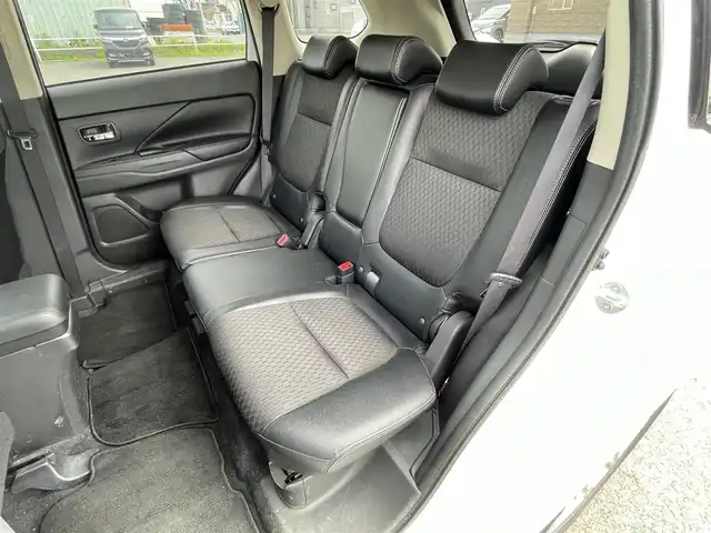 三菱 アウトランダー ＰＨＥＶ G 道央・札幌 2014(平26)年 8.6万km シルキーホワイト ４WD/プラグインハイブリッド/社外SDナビ/CD/DVD/BT/フルセグ/横滑り防止装置/クルーズコントロール/バックカメラ/ETC/ECOMODE/前席シートヒーター/ハーフレザーシート/革巻きステアリング/ステアリングリモコン/パドルシフト/プッシュスタート/スマートキー/HIDヘッドライト/オートライト/フォグランプ/電動格納ミラー/ウィンカーミラー/純正フロアマット/ドアバイザー/スペアキー