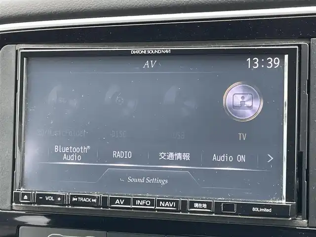 三菱 アウトランダー ＰＨＥＶ G 道央・札幌 2014(平26)年 8.6万km シルキーホワイト ４WD/プラグインハイブリッド/社外SDナビ/CD/DVD/BT/フルセグ/横滑り防止装置/クルーズコントロール/バックカメラ/ETC/ECOMODE/前席シートヒーター/ハーフレザーシート/革巻きステアリング/ステアリングリモコン/パドルシフト/プッシュスタート/スマートキー/HIDヘッドライト/オートライト/フォグランプ/電動格納ミラー/ウィンカーミラー/純正フロアマット/ドアバイザー/スペアキー