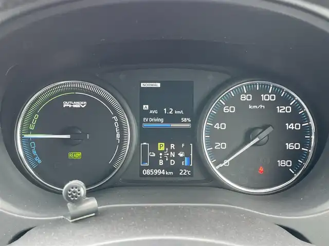 三菱 アウトランダー ＰＨＥＶ G 道央・札幌 2014(平26)年 8.6万km シルキーホワイト ４WD/プラグインハイブリッド/社外SDナビ/CD/DVD/BT/フルセグ/横滑り防止装置/クルーズコントロール/バックカメラ/ETC/ECOMODE/前席シートヒーター/ハーフレザーシート/革巻きステアリング/ステアリングリモコン/パドルシフト/プッシュスタート/スマートキー/HIDヘッドライト/オートライト/フォグランプ/電動格納ミラー/ウィンカーミラー/純正フロアマット/ドアバイザー/スペアキー