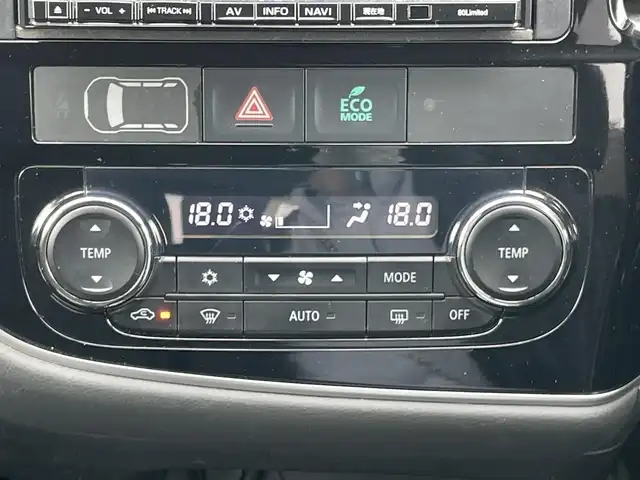 三菱 アウトランダー ＰＨＥＶ G 道央・札幌 2014(平26)年 8.6万km シルキーホワイト ４WD/プラグインハイブリッド/社外SDナビ/CD/DVD/BT/フルセグ/横滑り防止装置/クルーズコントロール/バックカメラ/ETC/ECOMODE/前席シートヒーター/ハーフレザーシート/革巻きステアリング/ステアリングリモコン/パドルシフト/プッシュスタート/スマートキー/HIDヘッドライト/オートライト/フォグランプ/電動格納ミラー/ウィンカーミラー/純正フロアマット/ドアバイザー/スペアキー