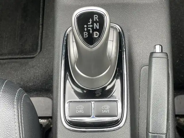 三菱 アウトランダー ＰＨＥＶ G 道央・札幌 2014(平26)年 8.6万km シルキーホワイト ４WD/プラグインハイブリッド/社外SDナビ/CD/DVD/BT/フルセグ/横滑り防止装置/クルーズコントロール/バックカメラ/ETC/ECOMODE/前席シートヒーター/ハーフレザーシート/革巻きステアリング/ステアリングリモコン/パドルシフト/プッシュスタート/スマートキー/HIDヘッドライト/オートライト/フォグランプ/電動格納ミラー/ウィンカーミラー/純正フロアマット/ドアバイザー/スペアキー