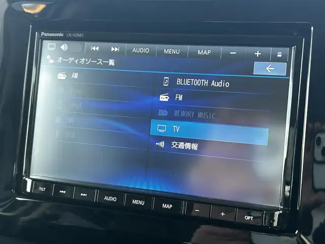 スズキ スペーシア カスタム HYBRID XS ターボ 福島県 2024(令6)年 0.7万km ピュアホワイトP スズキセーフティサポート/デュアルセンサーブレーキサポートII/アダプティブクルーズコントロール/車線維持支援機能/車線逸脱抑制機能/車線逸脱警報機能/ふらつき警報機能/標識認識機能/ハイビームアシスト/発進お知らせ機能/ヘッドアップディスプレイ/誤発進抑制機能/後方誤発進抑制機能/純正ナビゲーション/型番：CN-HZ885/【CD/DVD/SD/USB/BT/TV】/バックカメラ/ビルトインETC2.0/両側電動スライドドア/前席シートヒーター/ステアリングヒーター/ステアリングリモコン/パドルシフト/アイドリングストップ/リアサーキュレーター/シートバックテーブル/リアドアロールサンシェード/LEDオートライト/LEDフォグランプ/純正フロアマット/純正ドアバイザー