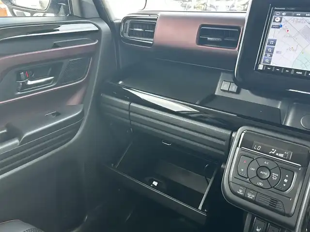スズキ スペーシア カスタム HYBRID XS ターボ 福島県 2024(令6)年 0.7万km ピュアホワイトP スズキセーフティサポート/デュアルセンサーブレーキサポートII/アダプティブクルーズコントロール/車線維持支援機能/車線逸脱抑制機能/車線逸脱警報機能/ふらつき警報機能/標識認識機能/ハイビームアシスト/発進お知らせ機能/ヘッドアップディスプレイ/誤発進抑制機能/後方誤発進抑制機能/純正ナビゲーション/型番：CN-HZ885/【CD/DVD/SD/USB/BT/TV】/バックカメラ/ビルトインETC2.0/両側電動スライドドア/前席シートヒーター/ステアリングヒーター/ステアリングリモコン/パドルシフト/アイドリングストップ/リアサーキュレーター/シートバックテーブル/リアドアロールサンシェード/LEDオートライト/LEDフォグランプ/純正フロアマット/純正ドアバイザー