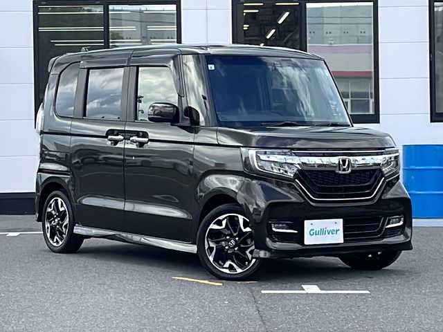 ホンダ Ｎ ＢＯＸ カスタム G L ターボ ホンダセンシング 山口県 2019(令1)年 8.4万km プレミアムグラマラスブロンズP 社外SDナビ　【AVN-D9】/・DVD再生機能有/・Bluetooth接続/・フルセグテレビ/バックカメラ/ビルトインETC/ドライブレコーダー/ホンダセンシング/・衝突軽減ブレーキ/・誤発進抑制機能/・後方誤発進抑制機能/・歩行者事故低減ステアリング/・アダプティブクルーズコントロール/・車線維持支援システム/・路外逸脱抑制機能/・先行車発進お知らせ機能/・標識認識機能/・フロントセンサーカメラ/・ソナーセンサー/ハーフレザーシート/チップアップシート/純正フロアマット/USB入力端子/両側パワースライドドア/スマートキー/プッシュスタート/スペアキー1本/純正LEDライト/純正15インチアルミホイール/ドアバイザー/保証書