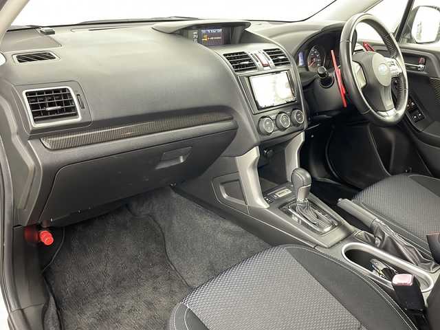 スバル フォレスター 2．0i－L アイサイト 道央・札幌 2013(平25)年 10万km サテンホワイトパール ・4WD/・社外HDDナビ&フルセグ&HDD&SD&CD&DVD&ipod/・衝突軽減ブレーキ/・車線逸脱警報機能/・レーダークルーズコントロール/・バックカメラ/・革巻きステアリング/・パドルシフト/・シートヒーター/・パワーシート/・ヘッドライトレベライザー/・キセノンヘッドライト/・フォグランプ/・ルーフレール/・X MODE/・横滑り防止/・スペアキー/・スマートキー/・アイドリングストップ/・プッシュスタート