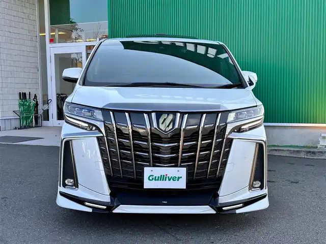 トヨタ アルファード S タイプゴールドⅡ 宮城県 2022(令4)年 4万km ホワイトパールクリスタルシャイン ツインムーンルーフ/デジタルインナーミラー/ブラインドスポットモニター/パーキングサポートブレーキ（後方接近車両）/スペアタイヤ/＝＝＝/TRDエアロ（F/S/R）/TRDマフラー/セーフティセンス/・プリクラッシュセーフティ/・レーントレーシングアシスト/・ロードサインアシスト/・アダプティブハイビームシステム/・レーダークルーズコントロール（全車速追従機能付）/パーキングサポートブレーキ（前後方静止物）/9インチディスプレイオーディオ/・ナビ機能付/・Bluetooth/・フルセグTV/バックカメラ/ビルトインETC/AC100V/100Wコンセント/パワーバックドア/両側パワースライドドア/ハーフレザーシート/ウッドコンビステアリング/電動パーキングブレーキ/ブレーキホールド/3眼LEDヘッドランプ/シーケンシャルターンランプ/スマートキー＆プッシュスタート/純正18インチAW/フロアマット/ドアバイザー/W/サイド/カーテンエアバッグ