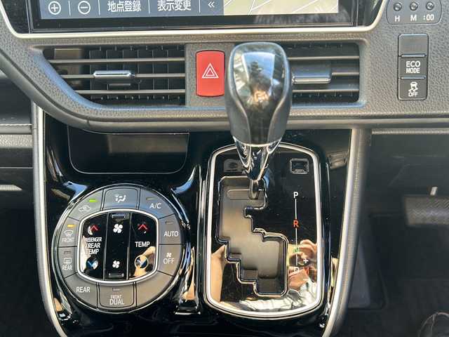 トヨタ エスクァイア Gi 岐阜県 2020(令2)年 4.8万km ブラック 登録時走行距離48345km/純正１０型ナビ/フルセグＴＶ/バックカメラ/後席フリップダウンモニター/ハーフレザーシート/シートヒータ/両側パワースライドドア/クルーズコントロール/ＥＴＣ/ＵＳＢ/Ｂｌｕｅ　ｔｏｏｔｈ/MT付きAT/ドアバイザー/スマホホルダー/プッシュスタート/スマートキー/ABS/横滑り防止装置/レーンキープアシスト/盗難防止装置/オートライト/オートマチックハイビーム/エアバッグ/衝突被害軽減システム