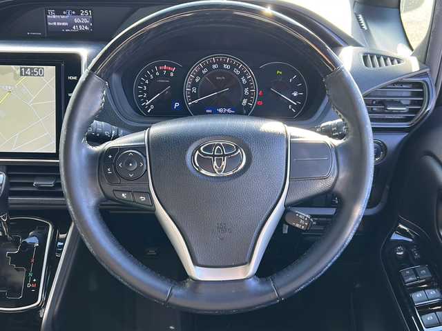 トヨタ エスクァイア Gi 岐阜県 2020(令2)年 4.8万km ブラック 登録時走行距離48345km/純正１０型ナビ/フルセグＴＶ/バックカメラ/後席フリップダウンモニター/ハーフレザーシート/シートヒータ/両側パワースライドドア/クルーズコントロール/ＥＴＣ/ＵＳＢ/Ｂｌｕｅ　ｔｏｏｔｈ/MT付きAT/ドアバイザー/スマホホルダー/プッシュスタート/スマートキー/ABS/横滑り防止装置/レーンキープアシスト/盗難防止装置/オートライト/オートマチックハイビーム/エアバッグ/衝突被害軽減システム