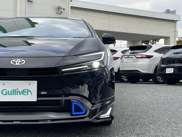 トヨタ プリウス Z 兵庫県 2023(令5)年 1.6万km アティチュードブラックマイカ ・ワンオーナー/・内装：アマチュアレッド/・モデリスタエアロ（NEO ADVANCE STYLE）//フロントスポイラー/サイドスカート//サイドガーニッシュ/リヤスタイリングキット//シグネチャーイルミ/・クールシャインキット//ヘッドライトガーニッシュ//サイドドアガーニッシュ//ドアハンドルガーニッシュ/・メーカーOP デジタルインナーミラー/・メーカーOP ドライブレコーダー前後/・メーカーOP 周辺車両接近時サポート/・メーカーOP ディスプレイオーディオ（コネクティッドナビ対応）Plus/・ディーラーOP HDMI入力端子/・地デジ/BT/USB/Miracast/・パノラミックビューモニター（床下透過式）/・ステアリングリモコン/・合皮シート（D席電動/前席ヒーター/ベンチレーション）/・ステアリングヒーター/・ワイヤレス充電器/・ビルトインETC/・AC100V電源/・パワーバックドア/・純正19インチAW//PCS/LTA/LDA/BSM/PDA/RSA//レーダークルーズコントロール/RCTA/RCD//SEA/PKSB/FCTA/LCA/AHB//Advanced Park/TMN//クリアランスソナー