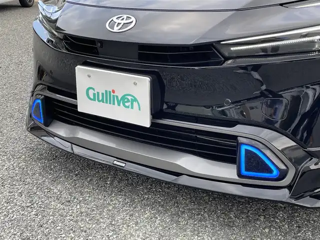 トヨタ プリウス Z 兵庫県 2023(令5)年 1.6万km アティチュードブラックマイカ ・ワンオーナー/・内装：アマチュアレッド/・モデリスタエアロ（NEO ADVANCE STYLE）//フロントスポイラー/サイドスカート//サイドガーニッシュ/リヤスタイリングキット//シグネチャーイルミ/・クールシャインキット//ヘッドライトガーニッシュ//サイドドアガーニッシュ//ドアハンドルガーニッシュ/・メーカーOP デジタルインナーミラー/・メーカーOP ドライブレコーダー前後/・メーカーOP 周辺車両接近時サポート/・メーカーOP ディスプレイオーディオ（コネクティッドナビ対応）Plus/・ディーラーOP HDMI入力端子/・地デジ/BT/USB/Miracast/・パノラミックビューモニター（床下透過式）/・ステアリングリモコン/・合皮シート（D席電動/前席ヒーター/ベンチレーション）/・ステアリングヒーター/・ワイヤレス充電器/・ビルトインETC/・AC100V電源/・パワーバックドア/・純正19インチAW//PCS/LTA/LDA/BSM/PDA/RSA//レーダークルーズコントロール/RCTA/RCD//SEA/PKSB/FCTA/LCA/AHB//Advanced Park/TMN//クリアランスソナー