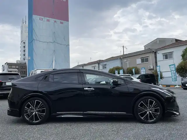 トヨタ プリウス Z 兵庫県 2023(令5)年 1.6万km アティチュードブラックマイカ ・ワンオーナー/・内装：アマチュアレッド/・モデリスタエアロ（NEO ADVANCE STYLE）//フロントスポイラー/サイドスカート//サイドガーニッシュ/リヤスタイリングキット//シグネチャーイルミ/・クールシャインキット//ヘッドライトガーニッシュ//サイドドアガーニッシュ//ドアハンドルガーニッシュ/・メーカーOP デジタルインナーミラー/・メーカーOP ドライブレコーダー前後/・メーカーOP 周辺車両接近時サポート/・メーカーOP ディスプレイオーディオ（コネクティッドナビ対応）Plus/・ディーラーOP HDMI入力端子/・地デジ/BT/USB/Miracast/・パノラミックビューモニター（床下透過式）/・ステアリングリモコン/・合皮シート（D席電動/前席ヒーター/ベンチレーション）/・ステアリングヒーター/・ワイヤレス充電器/・ビルトインETC/・AC100V電源/・パワーバックドア/・純正19インチAW//PCS/LTA/LDA/BSM/PDA/RSA//レーダークルーズコントロール/RCTA/RCD//SEA/PKSB/FCTA/LCA/AHB//Advanced Park/TMN//クリアランスソナー