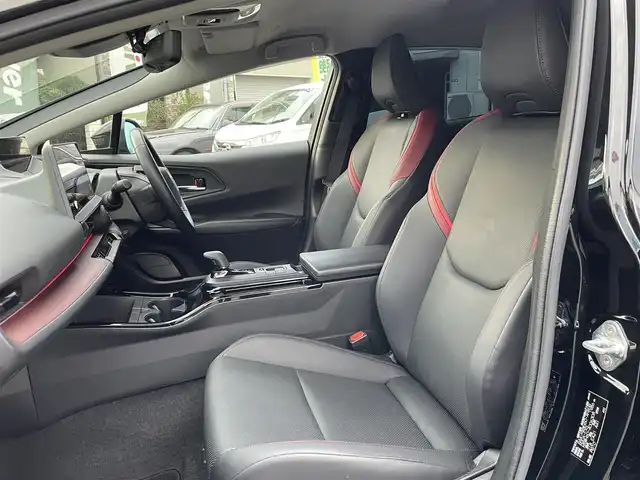 トヨタ プリウス Z 兵庫県 2023(令5)年 1.6万km アティチュードブラックマイカ ・ワンオーナー/・内装：アマチュアレッド/・モデリスタエアロ（NEO ADVANCE STYLE）//フロントスポイラー/サイドスカート//サイドガーニッシュ/リヤスタイリングキット//シグネチャーイルミ/・クールシャインキット//ヘッドライトガーニッシュ//サイドドアガーニッシュ//ドアハンドルガーニッシュ/・メーカーOP デジタルインナーミラー/・メーカーOP ドライブレコーダー前後/・メーカーOP 周辺車両接近時サポート/・メーカーOP ディスプレイオーディオ（コネクティッドナビ対応）Plus/・ディーラーOP HDMI入力端子/・地デジ/BT/USB/Miracast/・パノラミックビューモニター（床下透過式）/・ステアリングリモコン/・合皮シート（D席電動/前席ヒーター/ベンチレーション）/・ステアリングヒーター/・ワイヤレス充電器/・ビルトインETC/・AC100V電源/・パワーバックドア/・純正19インチAW//PCS/LTA/LDA/BSM/PDA/RSA//レーダークルーズコントロール/RCTA/RCD//SEA/PKSB/FCTA/LCA/AHB//Advanced Park/TMN//クリアランスソナー