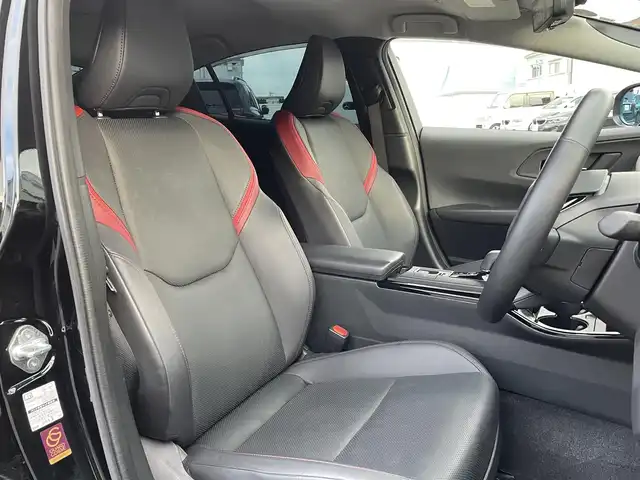 トヨタ プリウス Z 兵庫県 2023(令5)年 1.6万km アティチュードブラックマイカ ・ワンオーナー/・内装：アマチュアレッド/・モデリスタエアロ（NEO ADVANCE STYLE）//フロントスポイラー/サイドスカート//サイドガーニッシュ/リヤスタイリングキット//シグネチャーイルミ/・クールシャインキット//ヘッドライトガーニッシュ//サイドドアガーニッシュ//ドアハンドルガーニッシュ/・メーカーOP デジタルインナーミラー/・メーカーOP ドライブレコーダー前後/・メーカーOP 周辺車両接近時サポート/・メーカーOP ディスプレイオーディオ（コネクティッドナビ対応）Plus/・ディーラーOP HDMI入力端子/・地デジ/BT/USB/Miracast/・パノラミックビューモニター（床下透過式）/・ステアリングリモコン/・合皮シート（D席電動/前席ヒーター/ベンチレーション）/・ステアリングヒーター/・ワイヤレス充電器/・ビルトインETC/・AC100V電源/・パワーバックドア/・純正19インチAW//PCS/LTA/LDA/BSM/PDA/RSA//レーダークルーズコントロール/RCTA/RCD//SEA/PKSB/FCTA/LCA/AHB//Advanced Park/TMN//クリアランスソナー