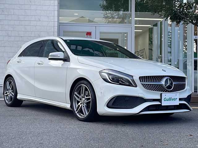 メルセデス・ベンツ Ａ１８０ スポーツ 岡山県 2016(平28)年 3.2万km ポーラホワイト AMGスタイリングパッケージ/・AMGフロントサイドリヤアンダーバンパー/・AMG5ツインスポーク/・本革巻スポーツステアリング/レーダーセーフティパッケージ/・ブラインドスポットアシスト/・ディスタンスパイロットディストロニック/・レーンキーピングアシスト/・PRE‐SAFE/ベーシックパッケージ/・メモリ付きフルオートシート/・ランバーサポート/・クライメートコントロール/・サングラスケース/・後席アームレスト/・アンダーシートボックス/・後席カップホルダー/・シートバックポケット/・トランクスルー機能/・ラゲッジルーム12V電源ソケット/・リバース機能付きドアミラー/MercedesBenzロゴ入りブレーキキャリパー/ダイヤモンドグリル/HDDナビ/フルセグTV　DVD CD SD Bluetooth/バックカメラ/シートヒーター/パークトロニック/パーキングパイロット/アクティブボンネット/クリアランスソナー/スペアキー/LEDパフォーマンスヘッドライト/オートライト/レインセンサー/リヤフォグランプ/ARS/アクティブブレーキホールド/ISOFIX/照明ミラーサンバイザー/新車保証書/取扱説明書