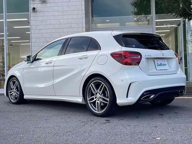 メルセデス・ベンツ Ａ１８０ スポーツ 岡山県 2016(平28)年 3.2万km ポーラホワイト AMGスタイリングパッケージ/・AMGフロントサイドリヤアンダーバンパー/・AMG5ツインスポーク/・本革巻スポーツステアリング/レーダーセーフティパッケージ/・ブラインドスポットアシスト/・ディスタンスパイロットディストロニック/・レーンキーピングアシスト/・PRE‐SAFE/ベーシックパッケージ/・メモリ付きフルオートシート/・ランバーサポート/・クライメートコントロール/・サングラスケース/・後席アームレスト/・アンダーシートボックス/・後席カップホルダー/・シートバックポケット/・トランクスルー機能/・ラゲッジルーム12V電源ソケット/・リバース機能付きドアミラー/MercedesBenzロゴ入りブレーキキャリパー/ダイヤモンドグリル/HDDナビ/フルセグTV　DVD CD SD Bluetooth/バックカメラ/シートヒーター/パークトロニック/パーキングパイロット/アクティブボンネット/クリアランスソナー/スペアキー/LEDパフォーマンスヘッドライト/オートライト/レインセンサー/リヤフォグランプ/ARS/アクティブブレーキホールド/ISOFIX/照明ミラーサンバイザー/新車保証書/取扱説明書