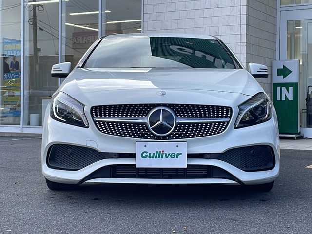 メルセデス・ベンツ Ａ１８０ スポーツ 岡山県 2016(平28)年 3.2万km ポーラホワイト AMGスタイリングパッケージ/・AMGフロントサイドリヤアンダーバンパー/・AMG5ツインスポーク/・本革巻スポーツステアリング/レーダーセーフティパッケージ/・ブラインドスポットアシスト/・ディスタンスパイロットディストロニック/・レーンキーピングアシスト/・PRE‐SAFE/ベーシックパッケージ/・メモリ付きフルオートシート/・ランバーサポート/・クライメートコントロール/・サングラスケース/・後席アームレスト/・アンダーシートボックス/・後席カップホルダー/・シートバックポケット/・トランクスルー機能/・ラゲッジルーム12V電源ソケット/・リバース機能付きドアミラー/MercedesBenzロゴ入りブレーキキャリパー/ダイヤモンドグリル/HDDナビ/フルセグTV　DVD CD SD Bluetooth/バックカメラ/シートヒーター/パークトロニック/パーキングパイロット/アクティブボンネット/クリアランスソナー/スペアキー/LEDパフォーマンスヘッドライト/オートライト/レインセンサー/リヤフォグランプ/ARS/アクティブブレーキホールド/ISOFIX/照明ミラーサンバイザー/新車保証書/取扱説明書