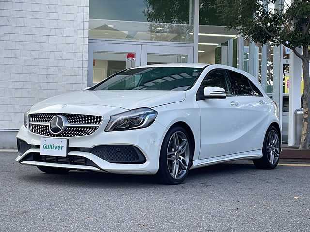 メルセデス・ベンツ Ａ１８０ スポーツ 岡山県 2016(平28)年 3.2万km ポーラホワイト AMGスタイリングパッケージ/・AMGフロントサイドリヤアンダーバンパー/・AMG5ツインスポーク/・本革巻スポーツステアリング/レーダーセーフティパッケージ/・ブラインドスポットアシスト/・ディスタンスパイロットディストロニック/・レーンキーピングアシスト/・PRE‐SAFE/ベーシックパッケージ/・メモリ付きフルオートシート/・ランバーサポート/・クライメートコントロール/・サングラスケース/・後席アームレスト/・アンダーシートボックス/・後席カップホルダー/・シートバックポケット/・トランクスルー機能/・ラゲッジルーム12V電源ソケット/・リバース機能付きドアミラー/MercedesBenzロゴ入りブレーキキャリパー/ダイヤモンドグリル/HDDナビ/フルセグTV　DVD CD SD Bluetooth/バックカメラ/シートヒーター/パークトロニック/パーキングパイロット/アクティブボンネット/クリアランスソナー/スペアキー/LEDパフォーマンスヘッドライト/オートライト/レインセンサー/リヤフォグランプ/ARS/アクティブブレーキホールド/ISOFIX/照明ミラーサンバイザー/新車保証書/取扱説明書